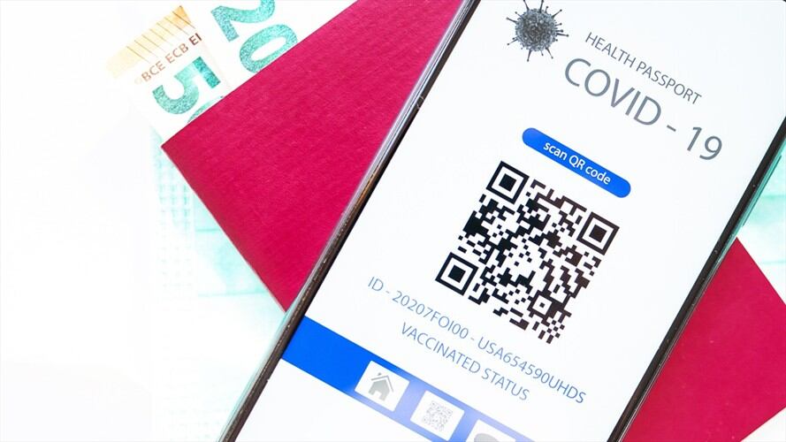 El certificado de vacunación contra el COVID-19 que están exigiendo en varios países a los extranjeros para ingresar a sus territorios ha causado la molestia de un sector de la población. Foto: Getty Images/ LEREXIS