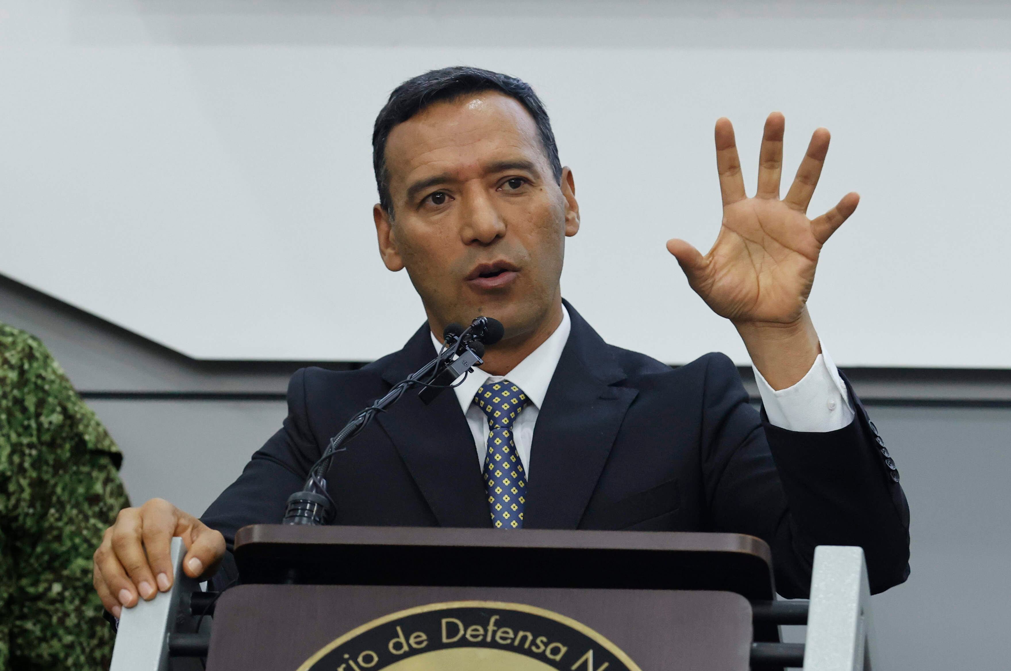 AME1005. BOGOTÁ (COLOMBIA), 21/04/2025.- El ministro de Defensa de Colombia, Pedro Sánchez, habla sobre el balance de orden público durante la Semana Santa durante una rueda de prensa este lunes, en Bogotá (Colombia). EFE/ Mauricio Dueñas Castañeda