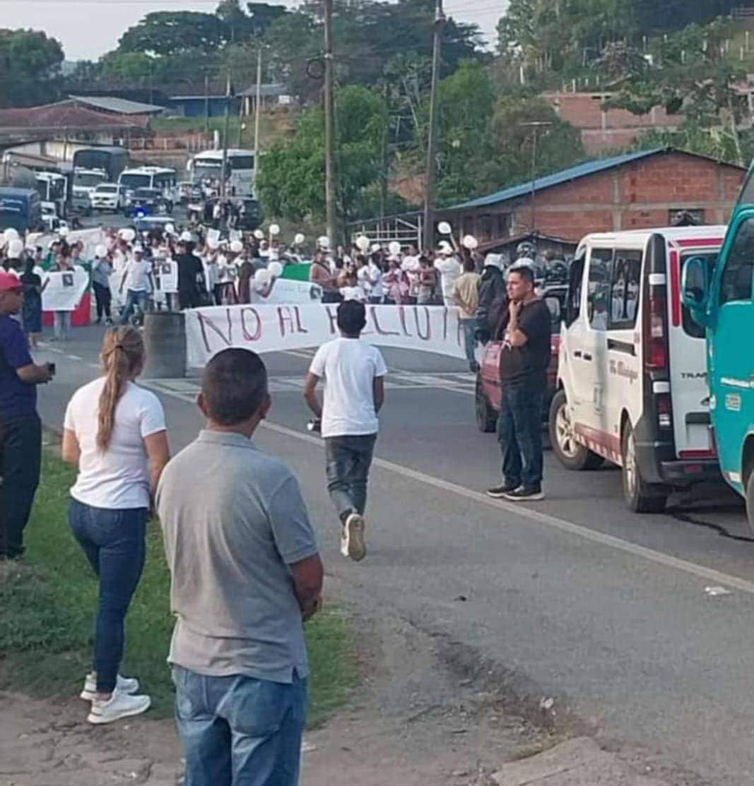El plantón se realizó en la vía entre Popayán y Cali a la altura del sector de Llanitos. Crédito: Red de Apoyo Cauca.
