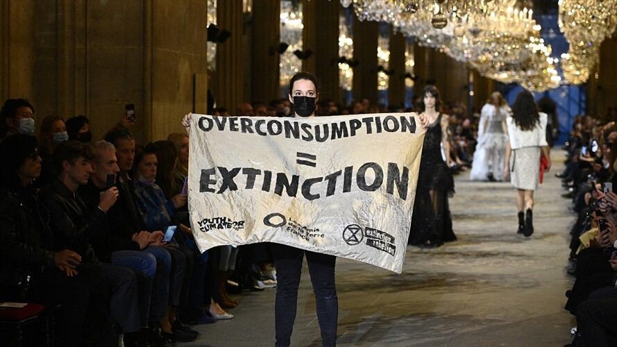 Marie Cohuet, mujer que irrumpió en el desfile de moda en París, habla en Sigue La W.. Foto: Christophe ARCHAMBAULT / AFP