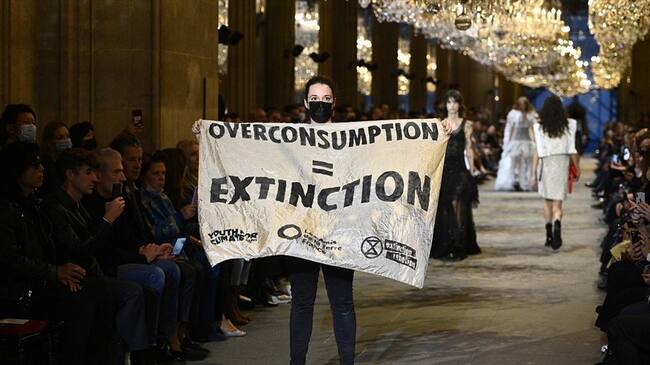 Marie Cohuet, mujer que irrumpió en el desfile de moda en París, habla en Sigue La W.. Foto: Christophe ARCHAMBAULT / AFP