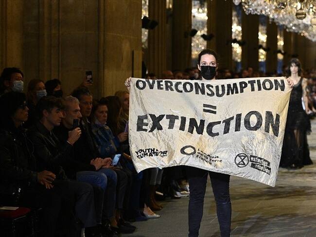 Marie Cohuet, mujer que irrumpió en el desfile de moda en París, habla en Sigue La W.. Foto: Christophe ARCHAMBAULT / AFP