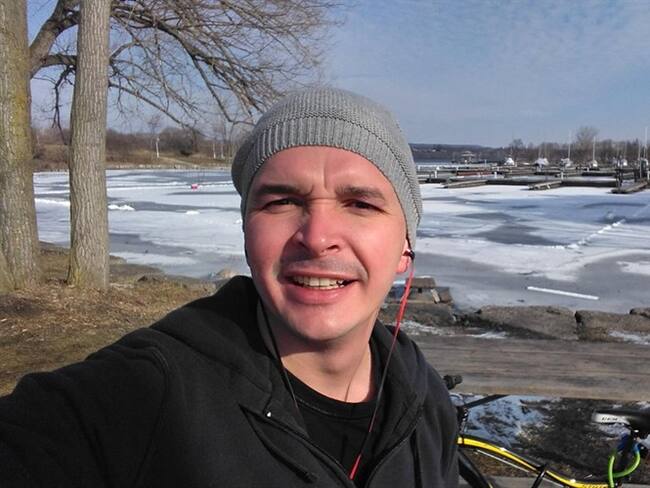 El médico colombiano que nadó el lago Ontario para concientizar sobre el autismo