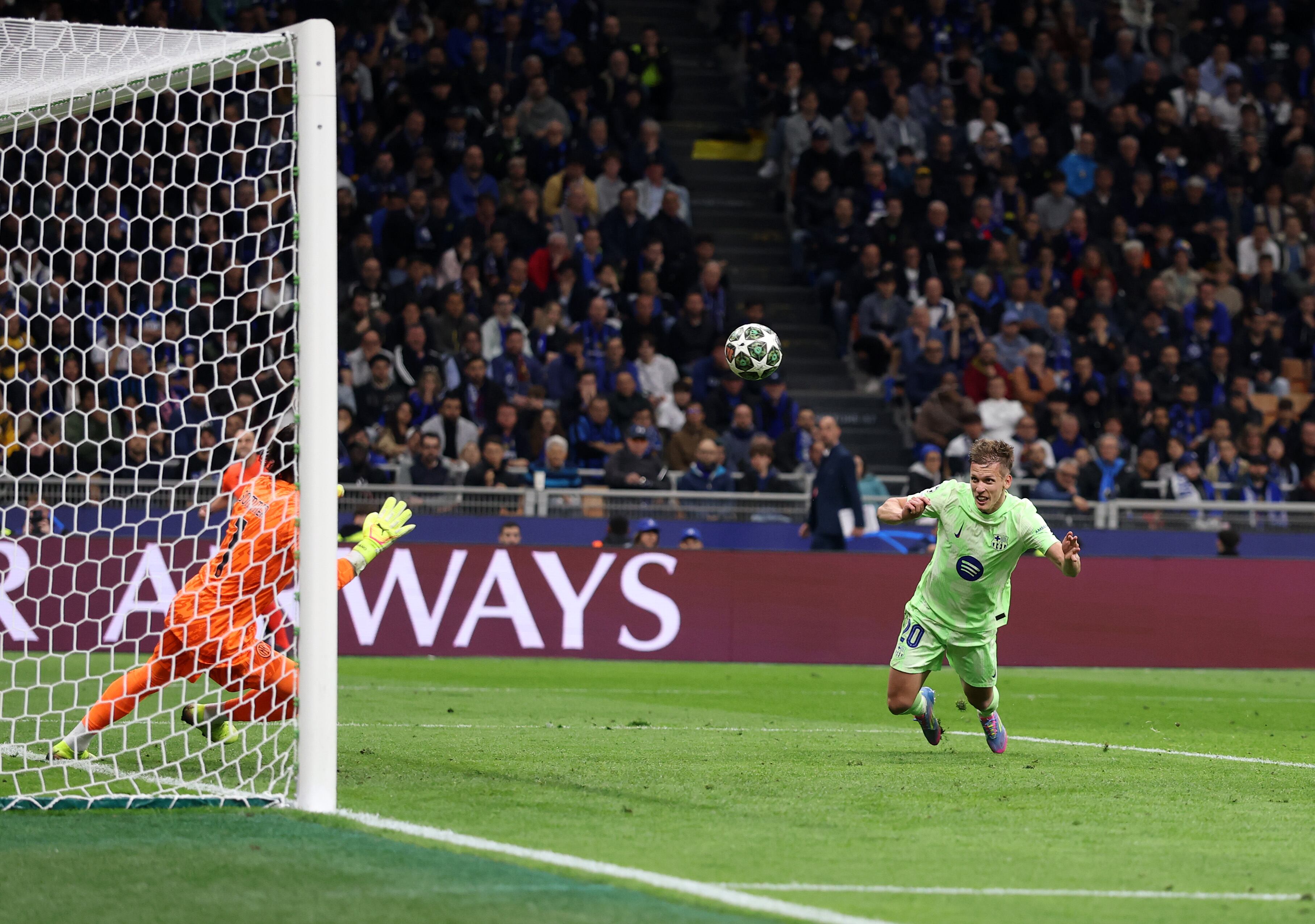 Dani Olmo del FC Barcelona marca el gol del empate ante el Inter de Milán por la semifinal de la Champions League. FOTO: Carl Recine/Getty Images