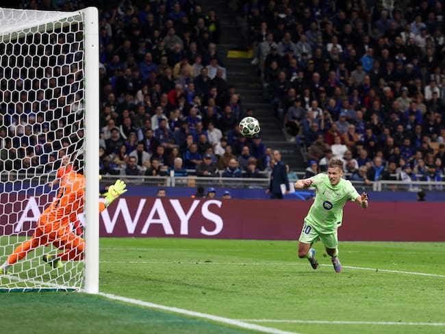 Dani Olmo del FC Barcelona marca el gol del empate ante el Inter de Milán por la semifinal de la Champions League. FOTO: Carl Recine/Getty Images