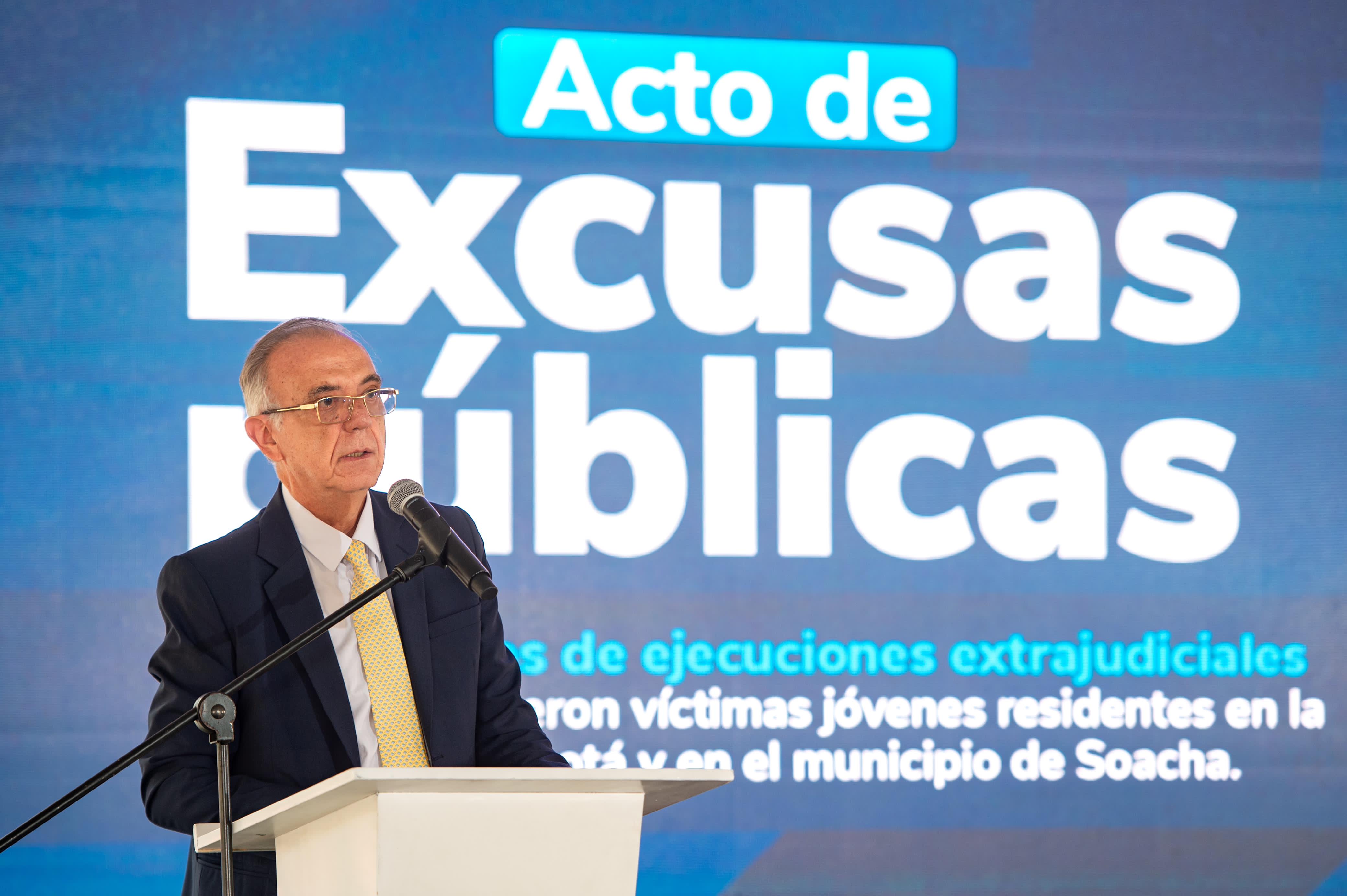 Ministro de Defensa, Iván Velásquez, presidió el acto de excusas públicas por los asesinatos de jóvenes residentes en la capital del país y en el municipio de Soacha, para hacerlos pasar por muertos en combate por parte del Ejército Nacional entre 2002 y 2008. Foto: Suministrada.