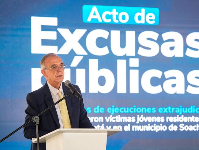 Ministro de Defensa, Iván Velásquez, presidió el acto de excusas públicas por los asesinatos de jóvenes residentes en la capital del país y en el municipio de Soacha, para hacerlos pasar por muertos en combate por parte del Ejército Nacional entre 2002 y 2008. Foto: Suministrada.