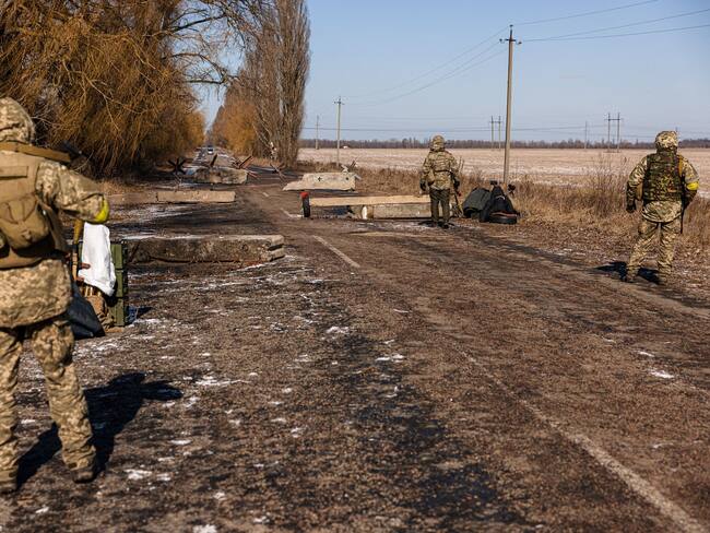 Militares Ucranianos haciendo guardia en publo cercano a Kiev. (Photo by Dimitar DILKOFF / AFP) (Photo by DIMITAR DILKOFF/AFP via Getty Images)