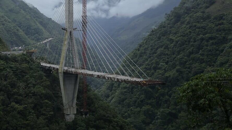 El desplome del puente Chirajara ocurrió el 15 de enero de 2018 en la autopista al Llano, parte de la Ruta Nacional 40, que conecta a Bogotá y Villavicencio. Dejó un saldo de nueve obreros muertos. Foto: Colprensa