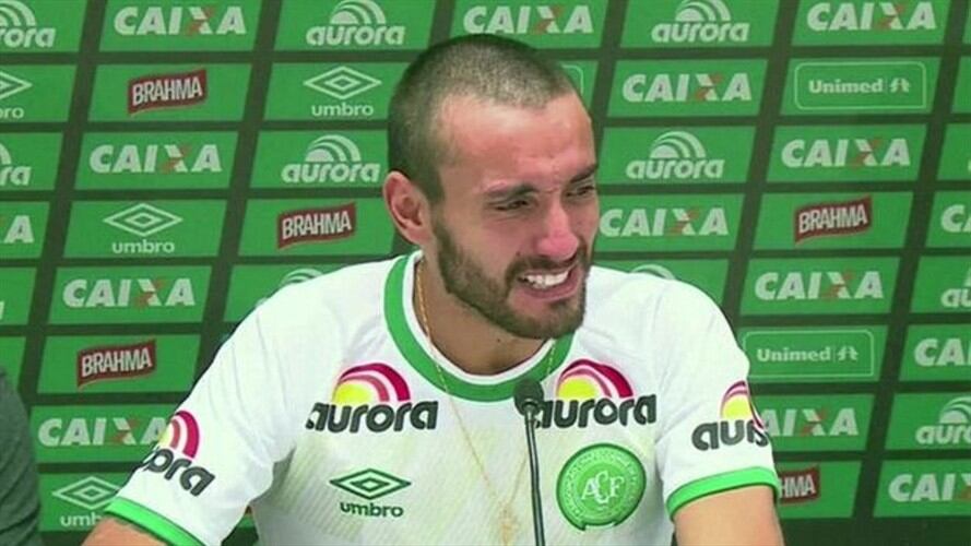 "Sólo Dios puede explicar por qué sobreviví al accidente. Me agarró y me dio una segunda oportunidad", afirmó Alan Ruschel en el estadio del Chapecoense.. Foto: BBC Mundo