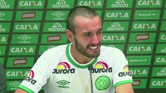 "Sólo Dios puede explicar por qué sobreviví al accidente. Me agarró y me dio una segunda oportunidad", afirmó Alan Ruschel en el estadio del Chapecoense.. Foto: BBC Mundo