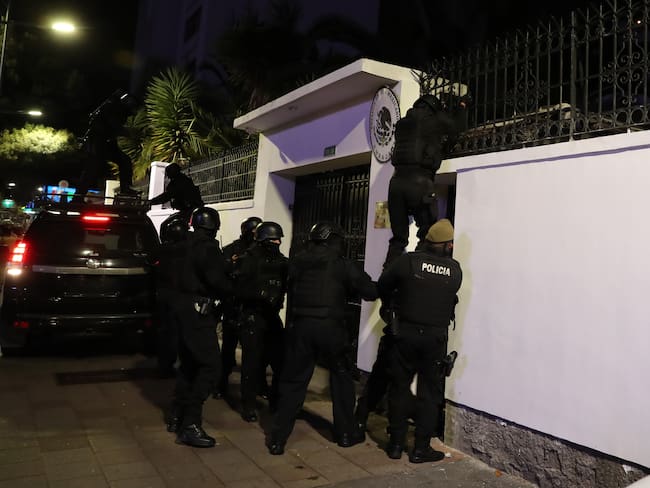 Así se vivió el allanamiento a Embajada de México en Ecuador: “entraron como delincuentes”