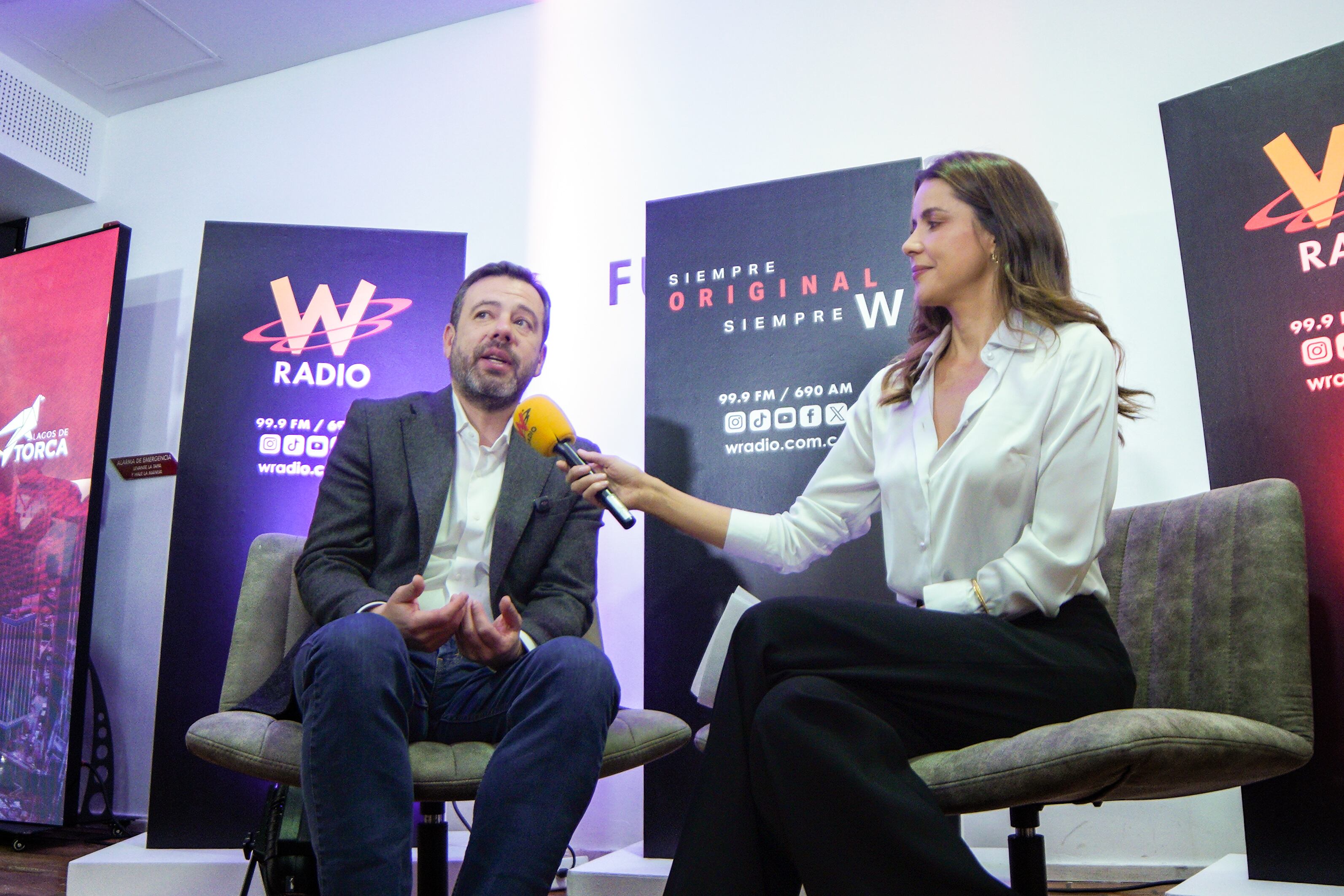 El alcalde mayor de Bogotá, Carlos Fernando Galán, reveló que en 2026 ya habrá trenes haciendo pruebas a través de los viaductos en la troncal de la avenida Caracas. | Foto: W Radio Colombia