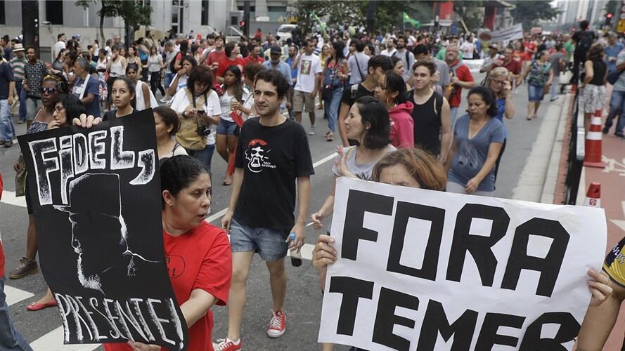 Manifestantes marchan para exigir un juicio político al presidente brasileño Michel Temer, al tiempo que recuerdan al fallecido exlíder cubano Fidel Castro en Sao Paulo, Brasil. Foto: Associated Press - AP - Andre Penner