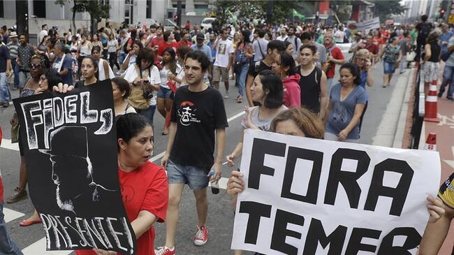 Manifestantes marchan para exigir un juicio político al presidente brasileño Michel Temer, al tiempo que recuerdan al fallecido exlíder cubano Fidel Castro en Sao Paulo, Brasil. Foto: Associated Press - AP - Andre Penner