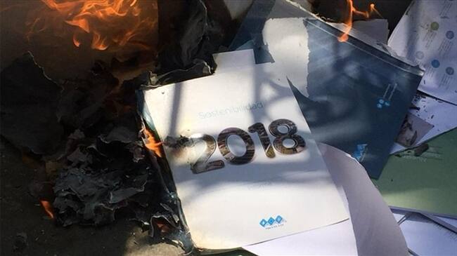 El informe de sostenibilidad que contenía detalles financieros, fue quemado por los accionistas minoritarios. Foto: Silvana Salas.