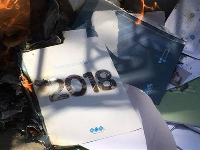 El informe de sostenibilidad que contenía detalles financieros, fue quemado por los accionistas minoritarios. Foto: Silvana Salas.