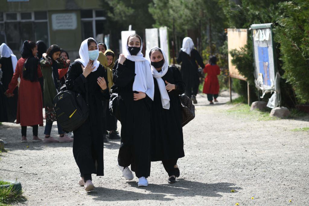 Las niñas abandonan la escuela tras la orden de cierre pocas horas después de su reapertura en Kabul el 23 de marzo de 2022. (Photo by Ahmad SAHEL ARMAN / AFP) (Photo by AHMAD SAHEL ARMAN/AFP via Getty Images)