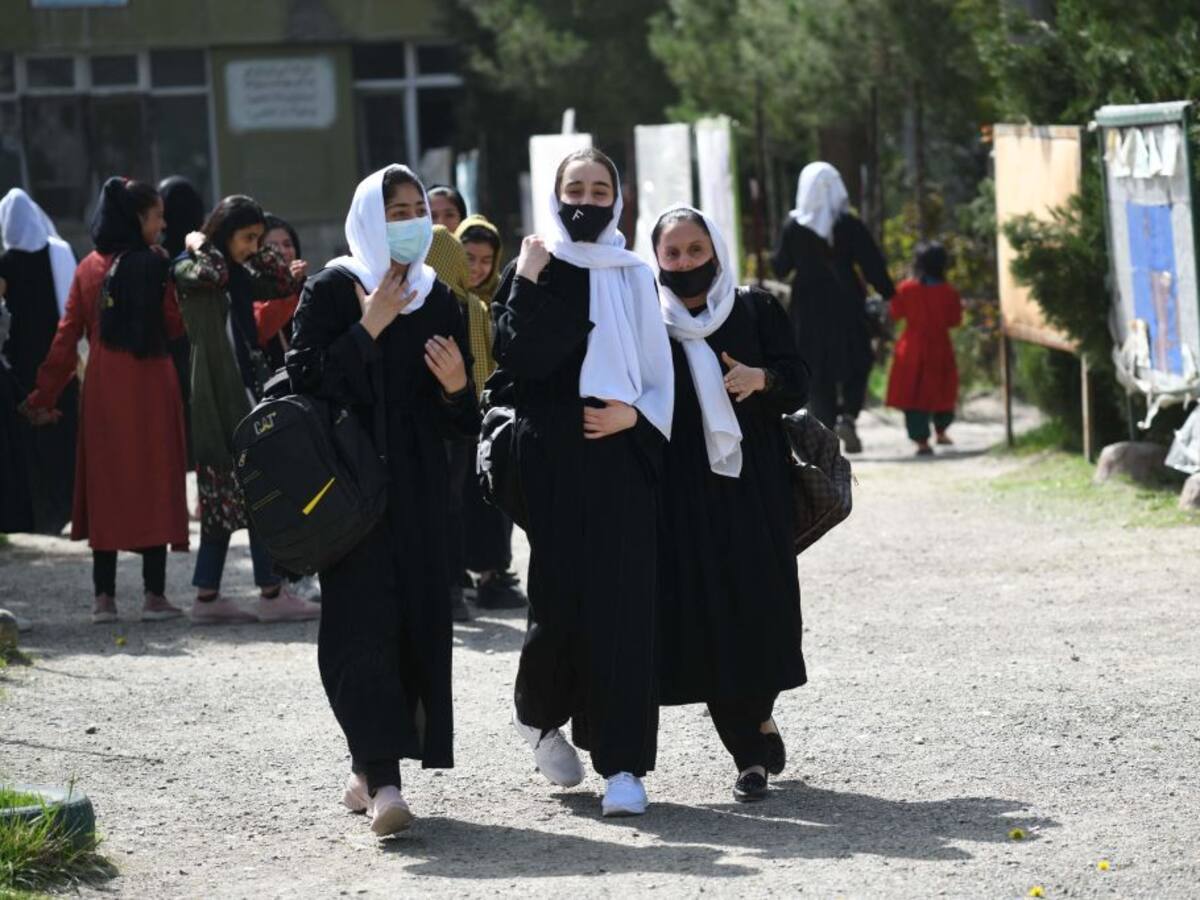 Talibanes mantienen cierre de los colegios para mujeres afganas