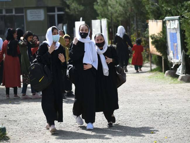 Las niñas abandonan la escuela tras la orden de cierre pocas horas después de su reapertura en Kabul el 23 de marzo de 2022. (Photo by Ahmad SAHEL ARMAN / AFP) (Photo by AHMAD SAHEL ARMAN/AFP via Getty Images)