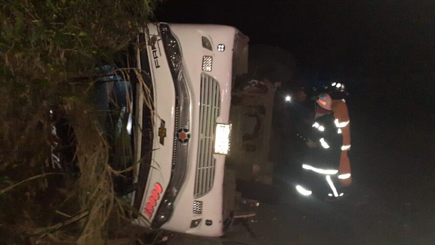 El vehículo cubría la ruta Ipiales – Cali y los ocupantes que resultaron heridos fueron llevados a hospitales de Timbío y Popayán. Foto: Bomberos Timbío