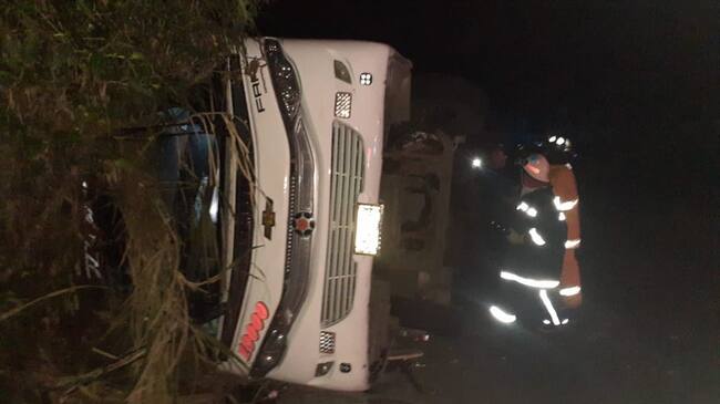 El vehículo cubría la ruta Ipiales – Cali y los ocupantes que resultaron heridos fueron llevados a hospitales de Timbío y Popayán. Foto: Bomberos Timbío