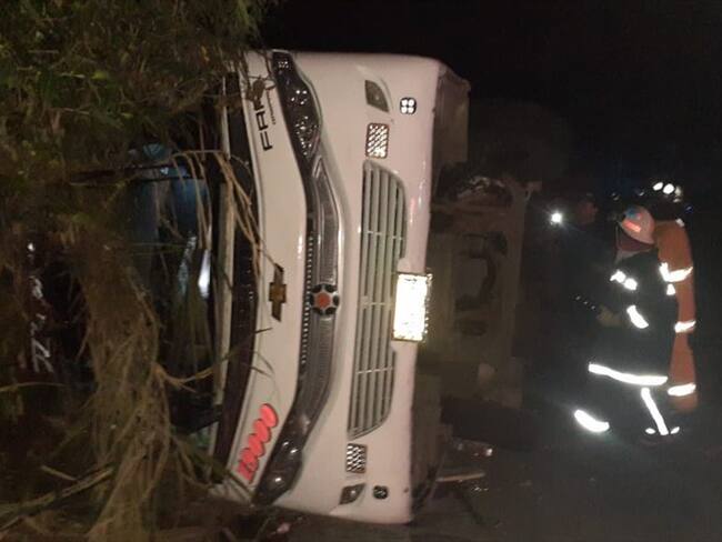 El vehículo cubría la ruta Ipiales – Cali y los ocupantes que resultaron heridos fueron llevados a hospitales de Timbío y Popayán. Foto: Bomberos Timbío