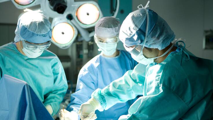 Cirujano realizando una operación (Foto vía GettyImages)