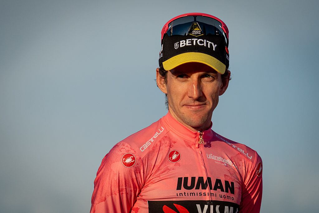 Simon Yates celebra su victoria en el Giro de Italia 2025. FOTO: Stefano Costantino/SOPA Images/LightRocket vía Getty Images