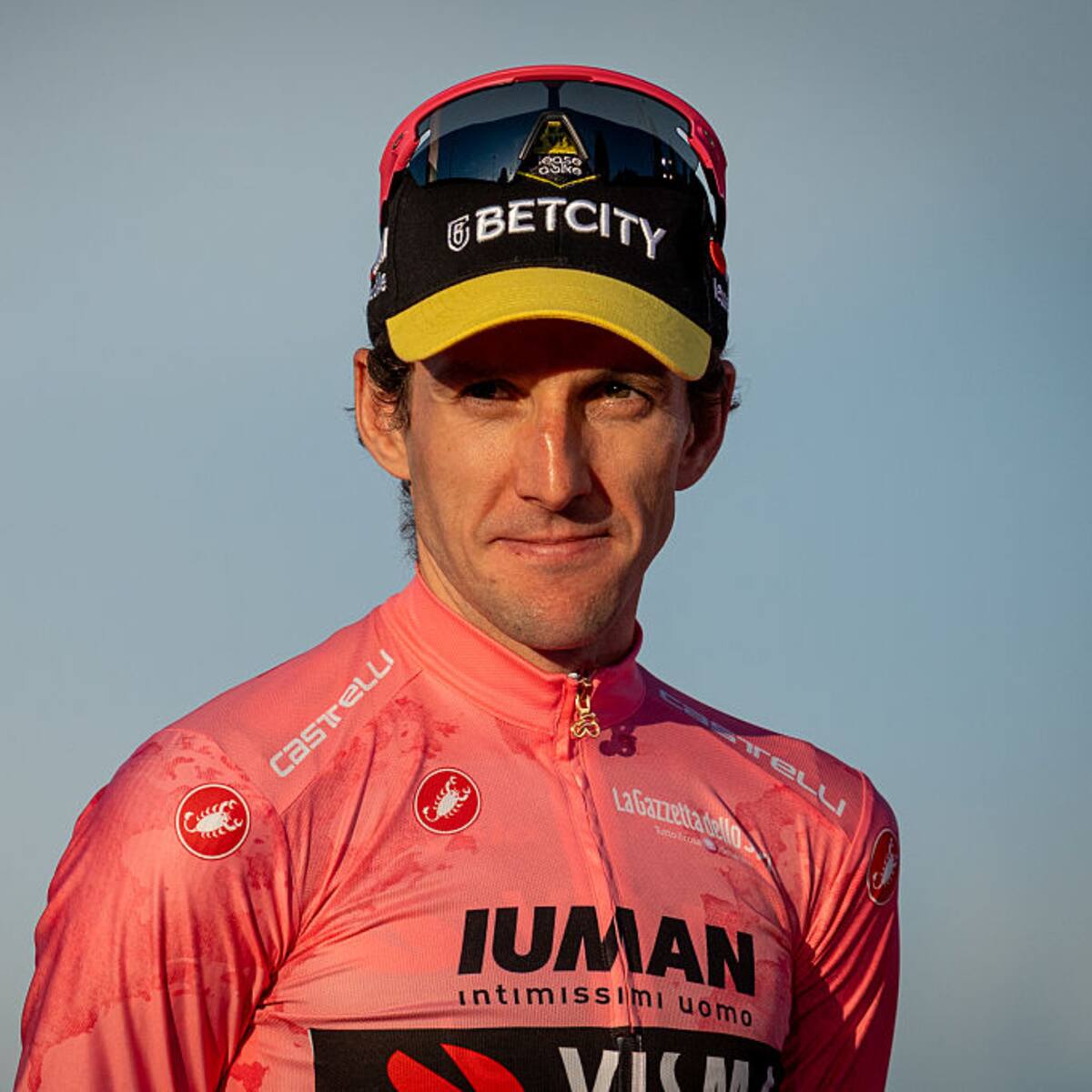 Simon Yates, ganador del Giro de Italia 2025, anunció su retirada del ciclismo a los 33 años