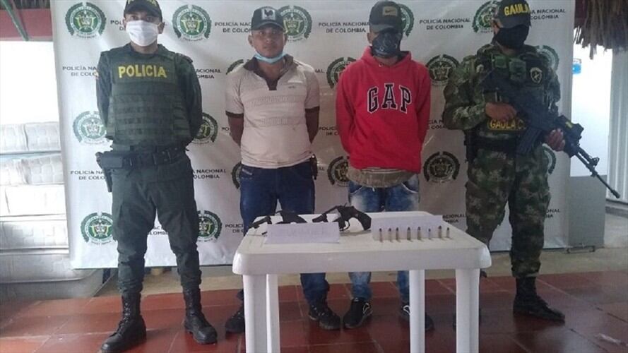 Capturan a dos hombres con armas de fuego en zona rural de Pueblo Nuevo, Córdoba. Foto: Cortesía Prensa Policía