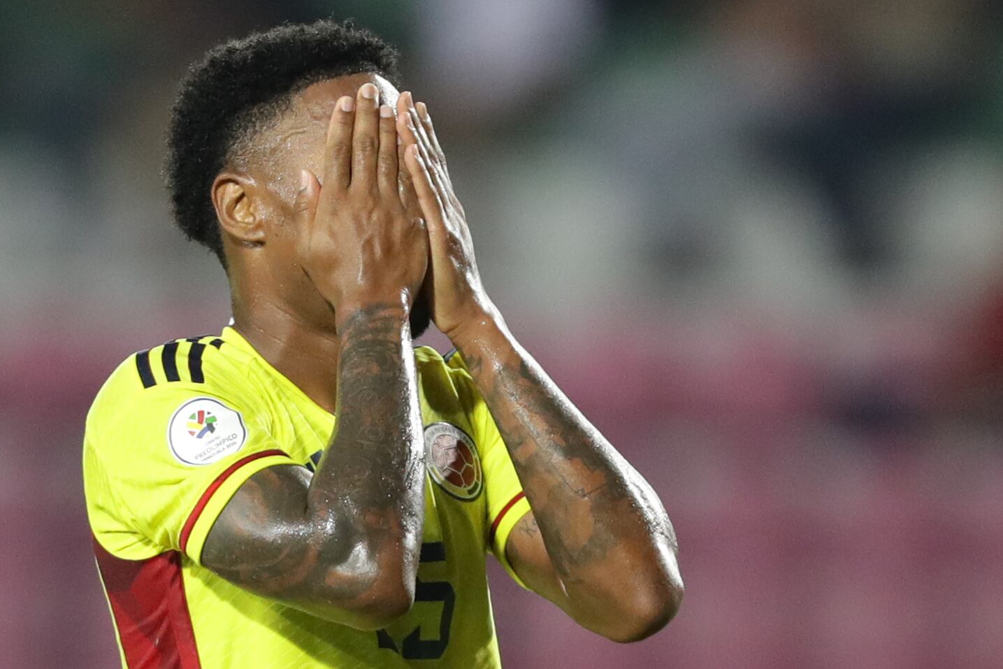 -FOTODELDÍA- AMDEP5886. VALENCIA (VENEZUELA), 01/02/2024.- Nelson Palacio de Colombia se lamenta ante Bolivia hoy, en un partido del Torneo Preolímpico Sudamericano Sub-23 en el estadio Polideportivo Misael Delgado en Valencia (Venezuela). EFE/ Rayner Peña R.