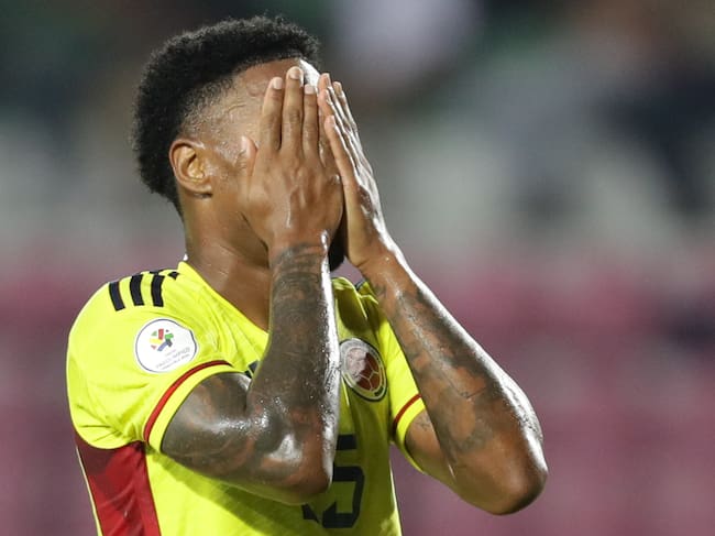 -FOTODELDÍA- AMDEP5886. VALENCIA (VENEZUELA), 01/02/2024.- Nelson Palacio de Colombia se lamenta ante Bolivia hoy, en un partido del Torneo Preolímpico Sudamericano Sub-23 en el estadio Polideportivo Misael Delgado en Valencia (Venezuela). EFE/ Rayner Peña R.