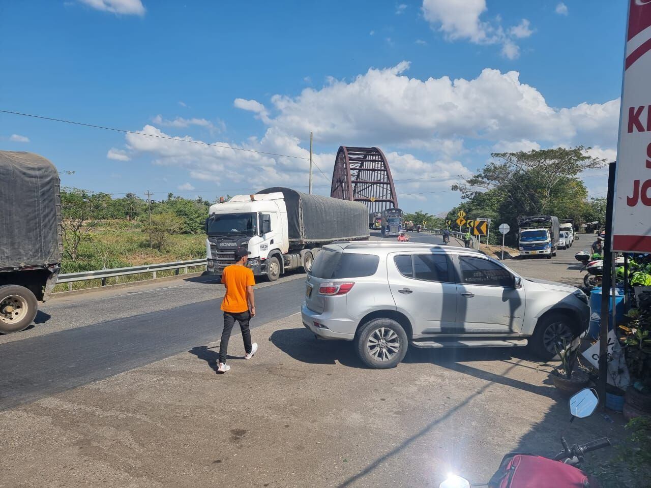 Habilitan paso por la Troncal de Occidente, a la altura del puente San Jorge. Foto: cortesía comunidades de La Mojana.
