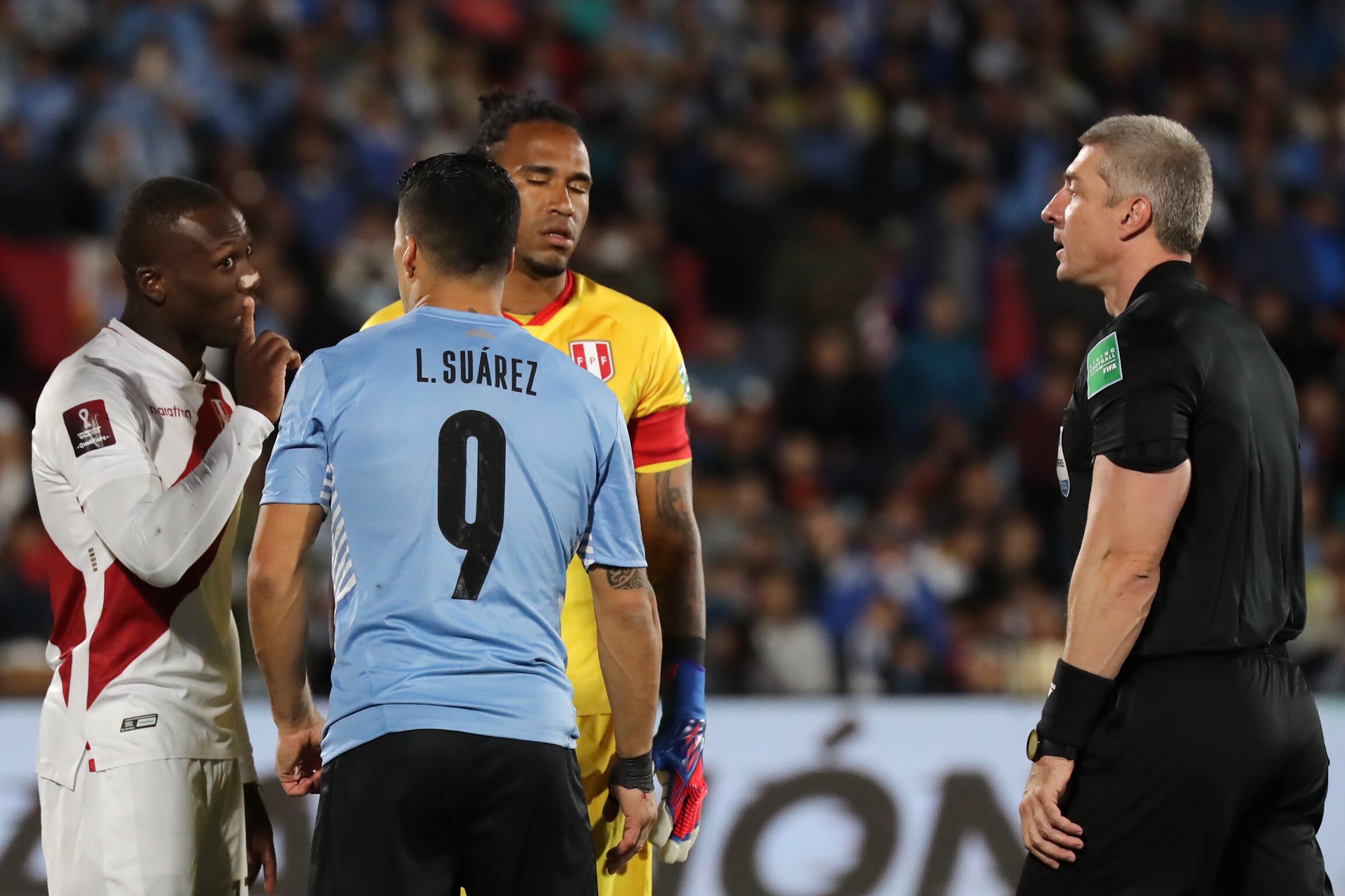 MONTEVIDEO, URUGUAY - MARCH 24: Luis Suárez of Uruguay argues with Luis Advíncula of Peru during a match between Uruguay and Peru as part of FIFA World Cup Qatar 2022 Qualifiers at Centenario Stadium on March 24, 2022 in Montevideo, Uruguay. (Photo by Raul Martinez - Pool/Getty Images)