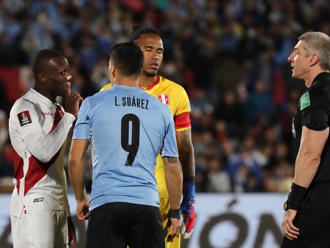 MONTEVIDEO, URUGUAY - MARCH 24: Luis Suárez of Uruguay argues with Luis Advíncula of Peru during a match between Uruguay and Peru as part of FIFA World Cup Qatar 2022 Qualifiers at Centenario Stadium on March 24, 2022 in Montevideo, Uruguay. (Photo by Raul Martinez - Pool/Getty Images)