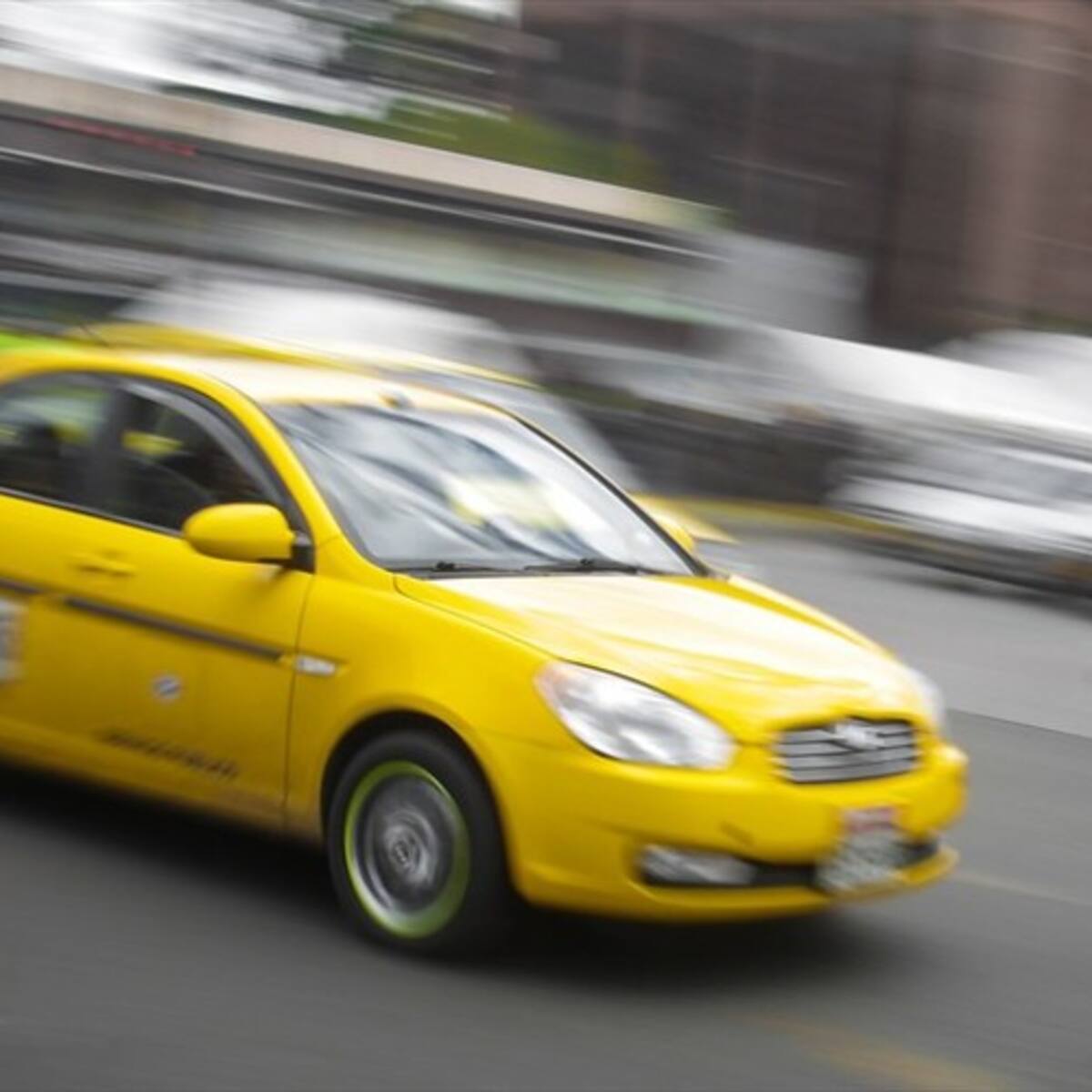Por evitar comparendo, taxista se llevó por delante a agente de tránsito en el Atlántico