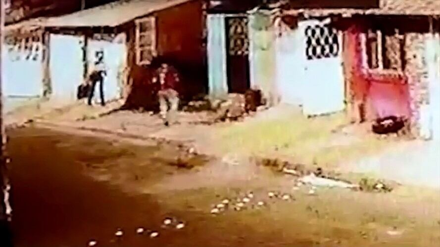 La Policía dice que el ciudadano comenzó lanzando una piedra contra el uniformado.. Foto: Captura video