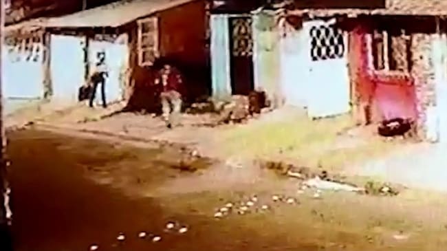 La Policía dice que el ciudadano comenzó lanzando una piedra contra el uniformado.. Foto: Captura video