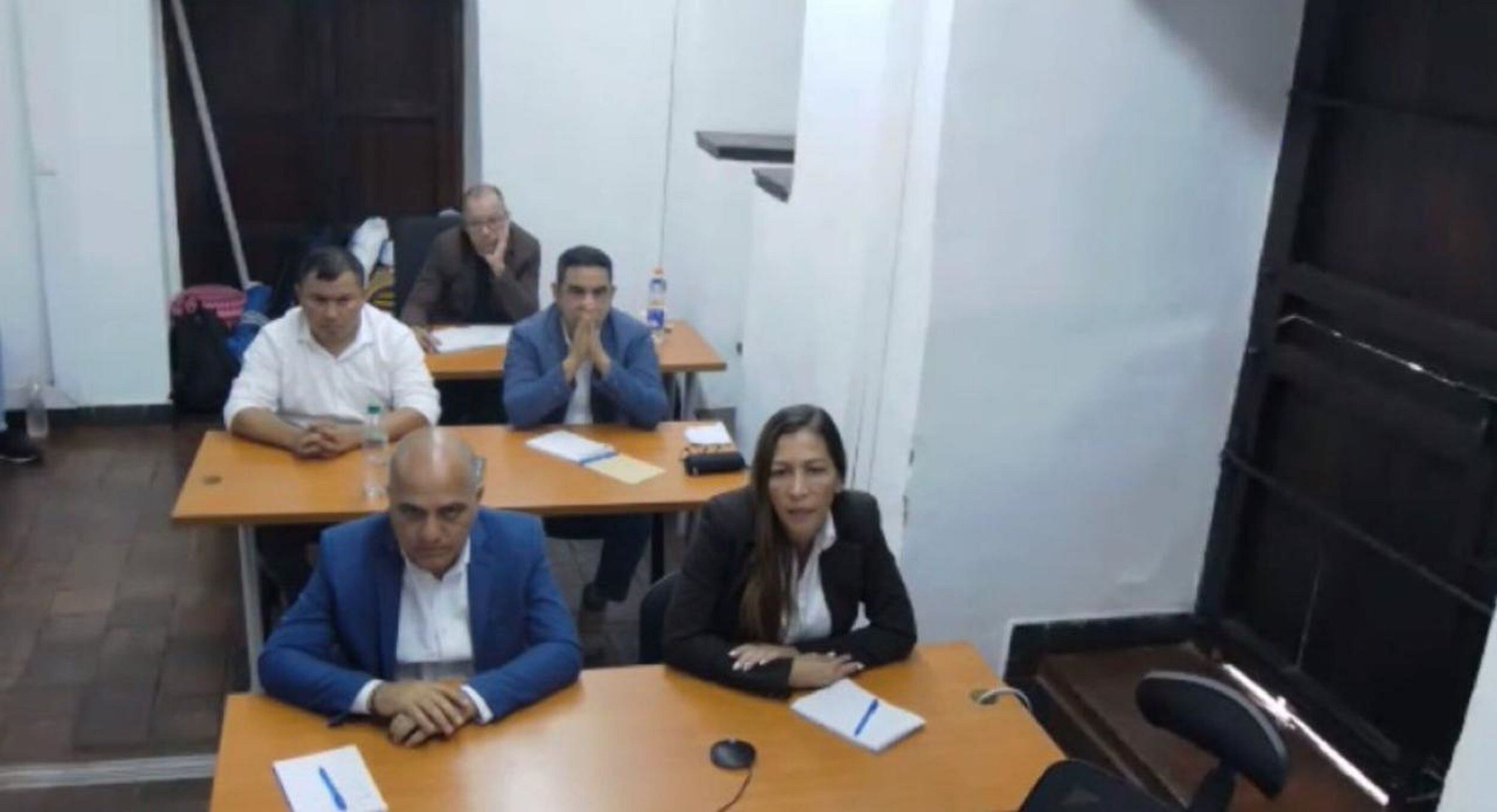 Los delitos que les fueron imputados son concierto para delinquir agravado, contrato sin cumplimiento de requisitos legales, interés indebido en la celebración de contratos y peculado por uso.