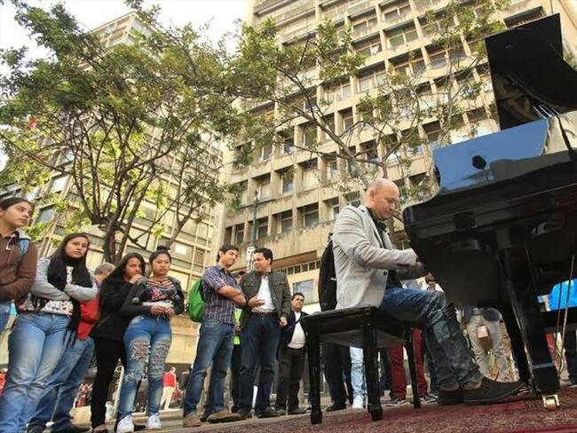 El piano que causa sensación en la carrera séptima de Bogotá. Foto: