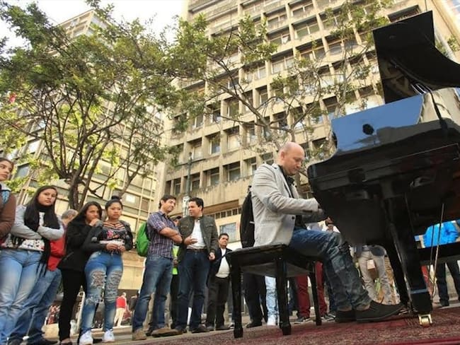 El piano que causa sensación en la carrera séptima de Bogotá. Foto: