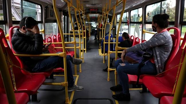 En horas de la noche de este lunes se registró un nuevo atraco al interior de un bus del sistema Transmilenio. Foto: Colprensa / ÁLVARO TAVERA