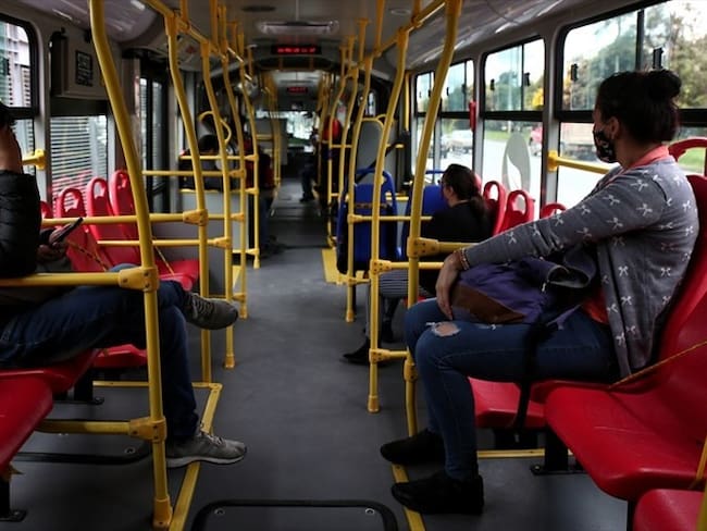 En horas de la noche de este lunes se registró un nuevo atraco al interior de un bus del sistema Transmilenio. Foto: Colprensa / ÁLVARO TAVERA