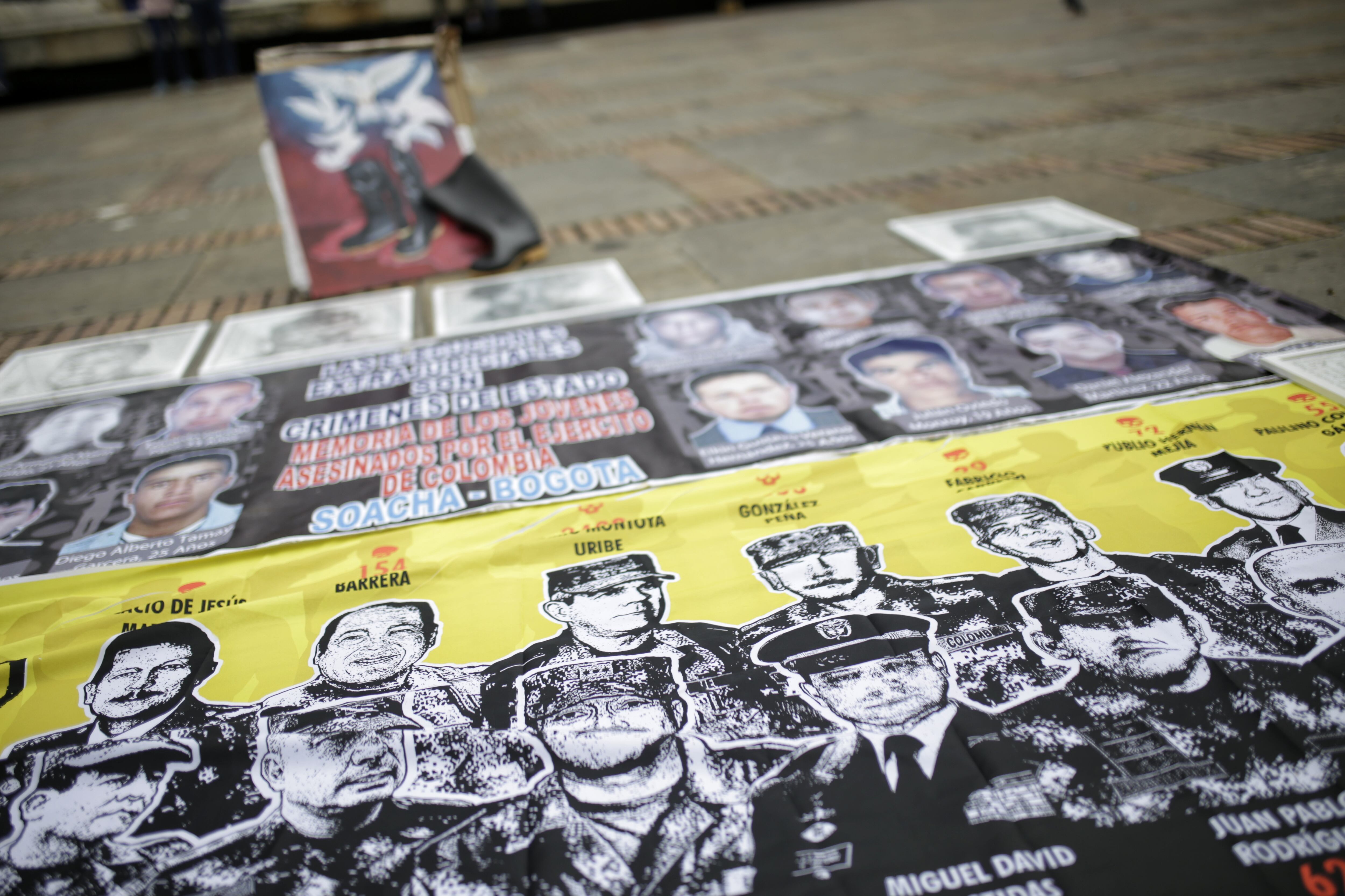 Bogotá. 30 de Agosto del 2021. Con motivo de la celebración del “Día Internacional de lasvíctimas de desapariciones forzadas”, estudiantes Universitarios, madres de víctimas de falsos positivos y otras organizaciones, realizaron un “PERFORMANCE” que consistió
en un gesto simbólico, pacífico y silencioso, de acostarse en la Plaza de Bolívar, y formar el número 6402. (Colprensa-Sergio Acero)