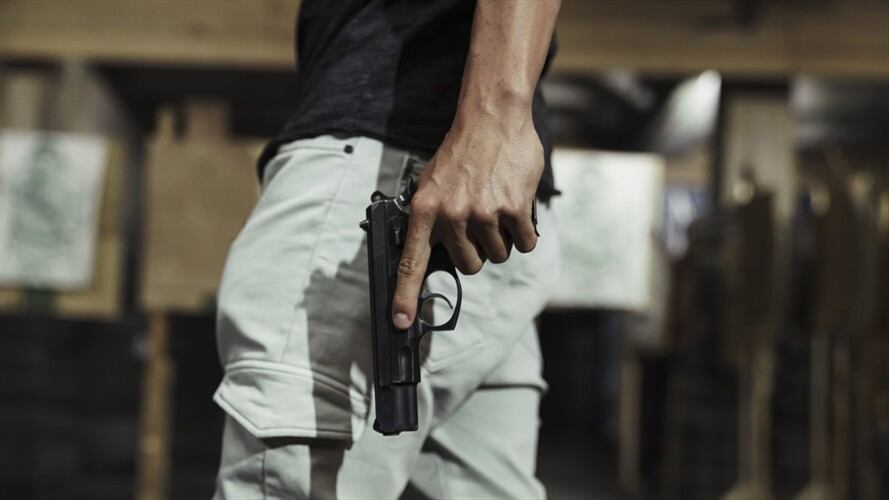 Imagen de referencia de una persona con una pistola. Foto: Getty Images / Westend61