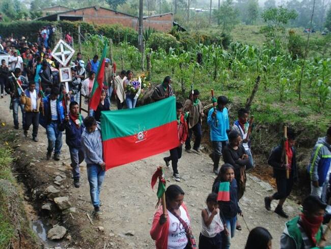 En medio de un multitudinario acto simbólico fue despedido el comunicador Eider Arley Campo Hurtado, asesinado por presuntos disidentes de las Farc. Foto: Cric