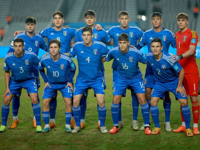 LA PLATA, ARGENTINA - MAY 31: Players of Italy pose for a photo prior to the FIFA U-20 World Cup Argentina 2023 Round of 16 match between England and Italy at Estadio La Plata on May 31, 2023 in La Plata, Argentina. (Photo by Hector Vivas - FIFA/FIFA via Getty Images)