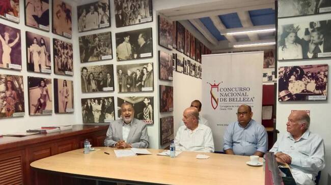 Angulo, junto a un grupo de abogados, anunció este miércoles las acciones legales en contra de Ackermann. Crédito: Cortesía.