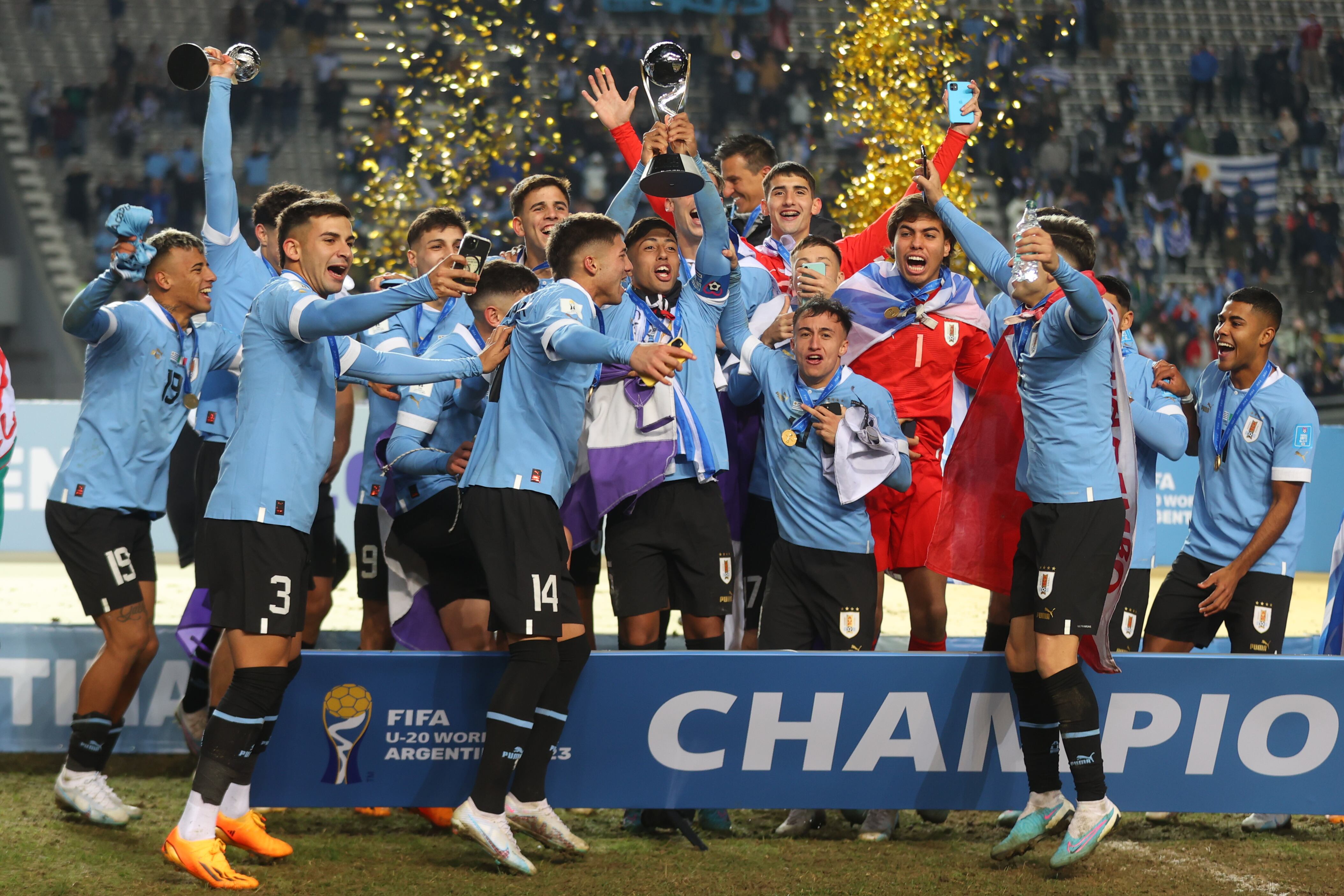 Selección Sub-20 de Uruguay celebra con el trofeo de campeones de la Copa Mundial de Fútbol sub-20 tras vencer a Italia | Foto: GettyImages